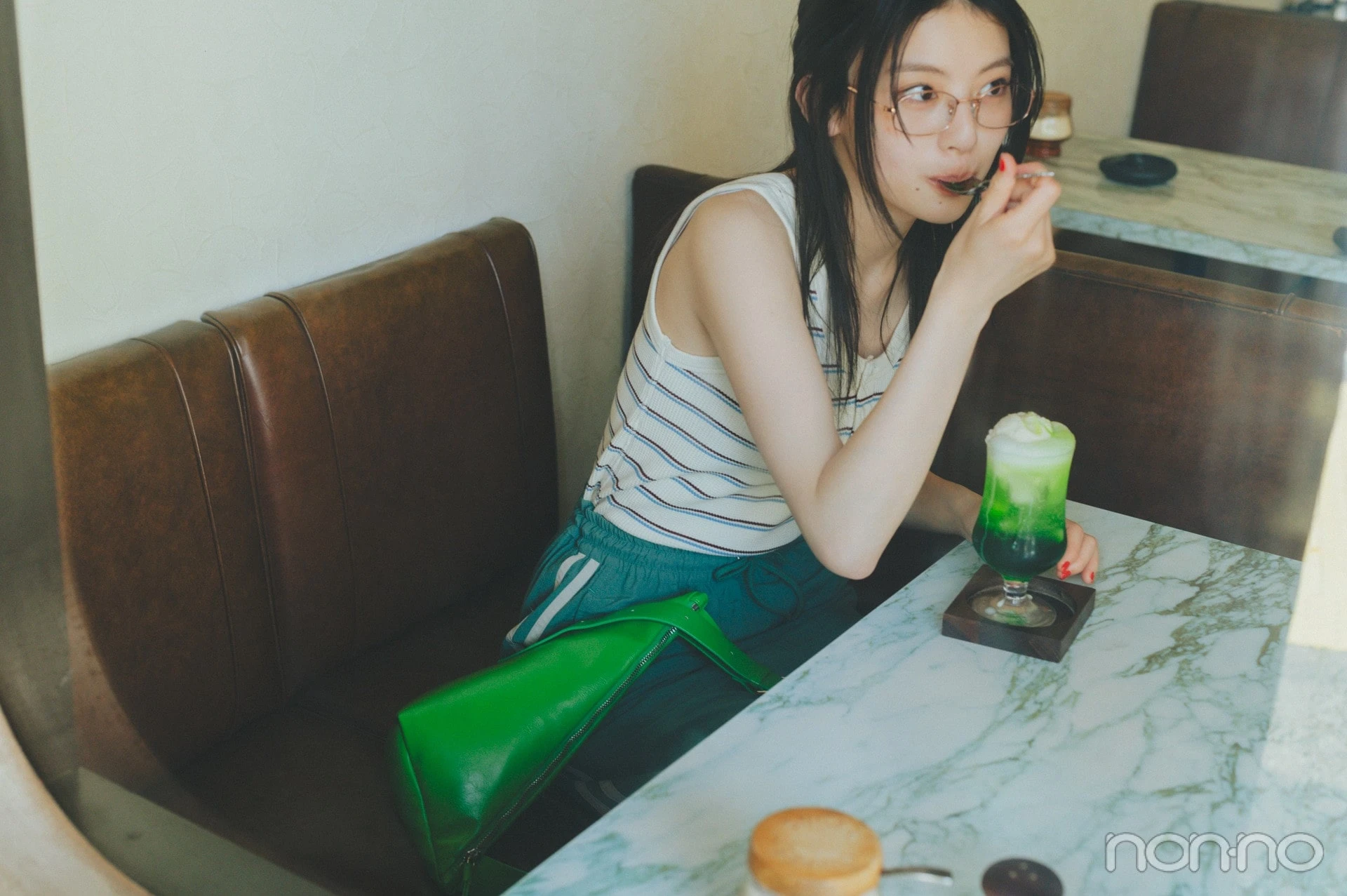緑コーデでクリームソーダを食べる出口夏希