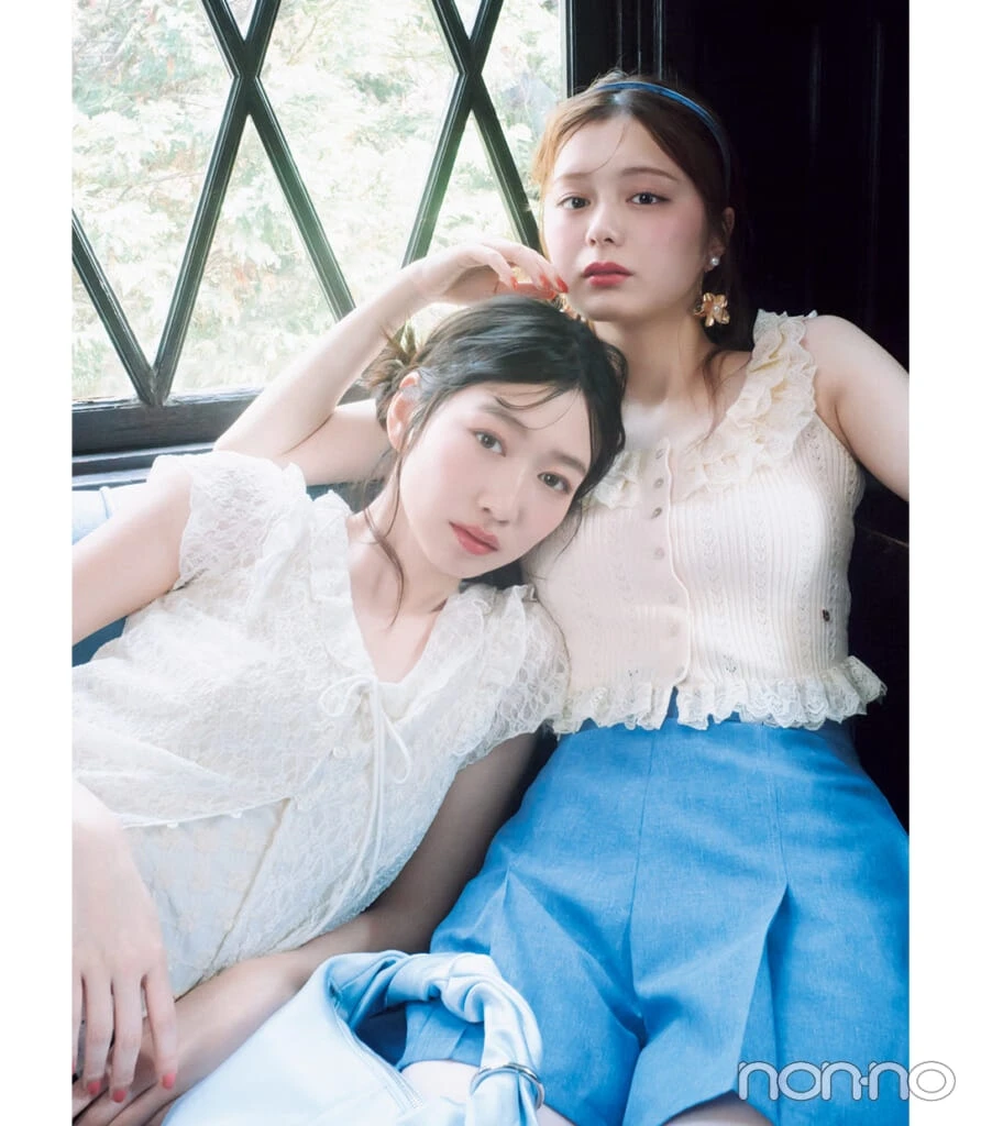 岡本夏美と紺野彩夏が着る白レーストップス