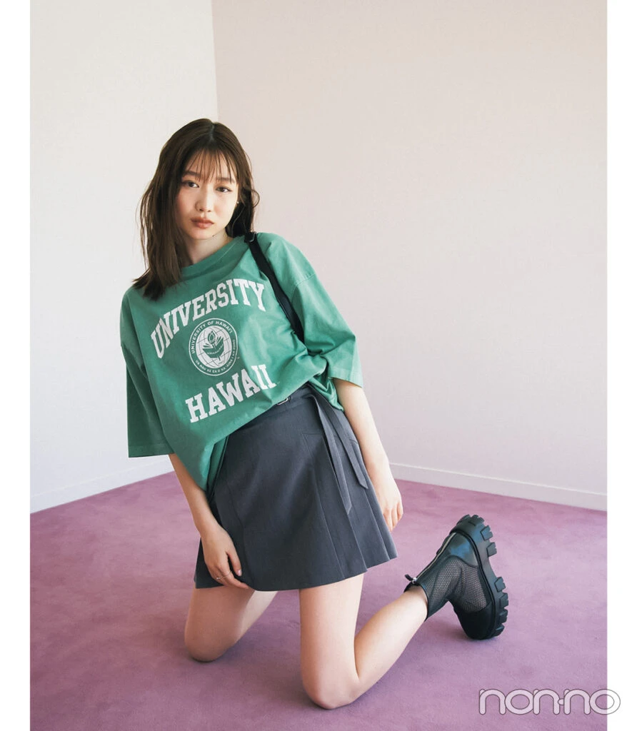 カレッジロゴTシャツ×プリーツミニのスクールガールコーデ