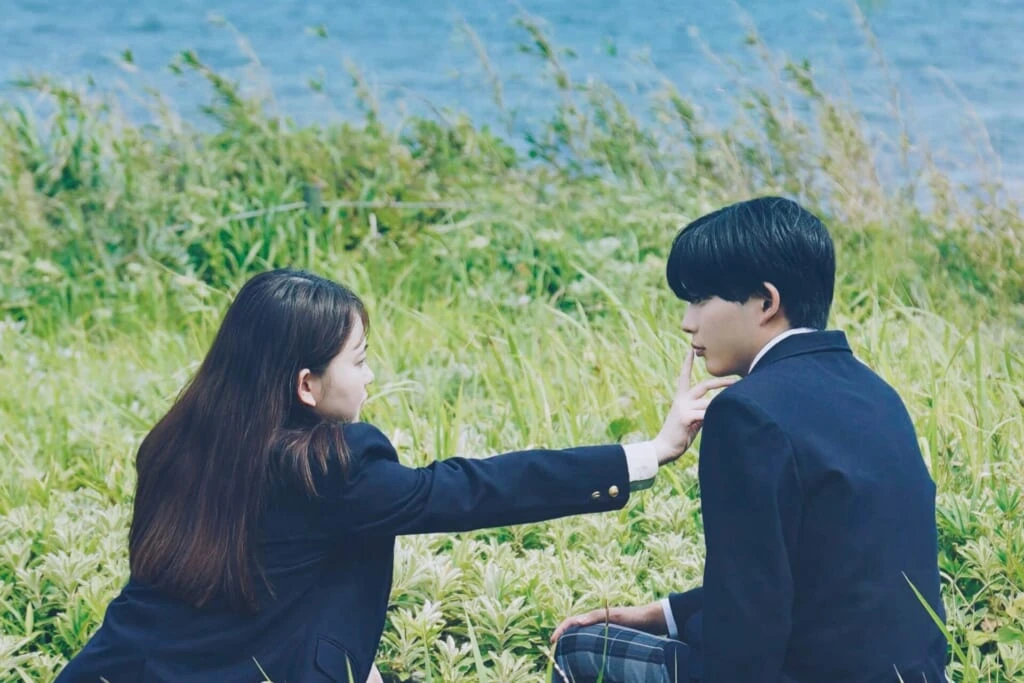 映画『恋に至る病』長尾謙杜の唇に触れる山田杏奈