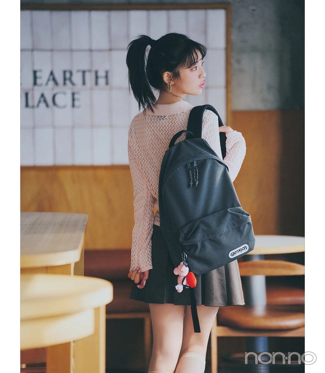 【2026最新】学生におすすめのプチプラ通学リュック6380円のリュックを持つ女性