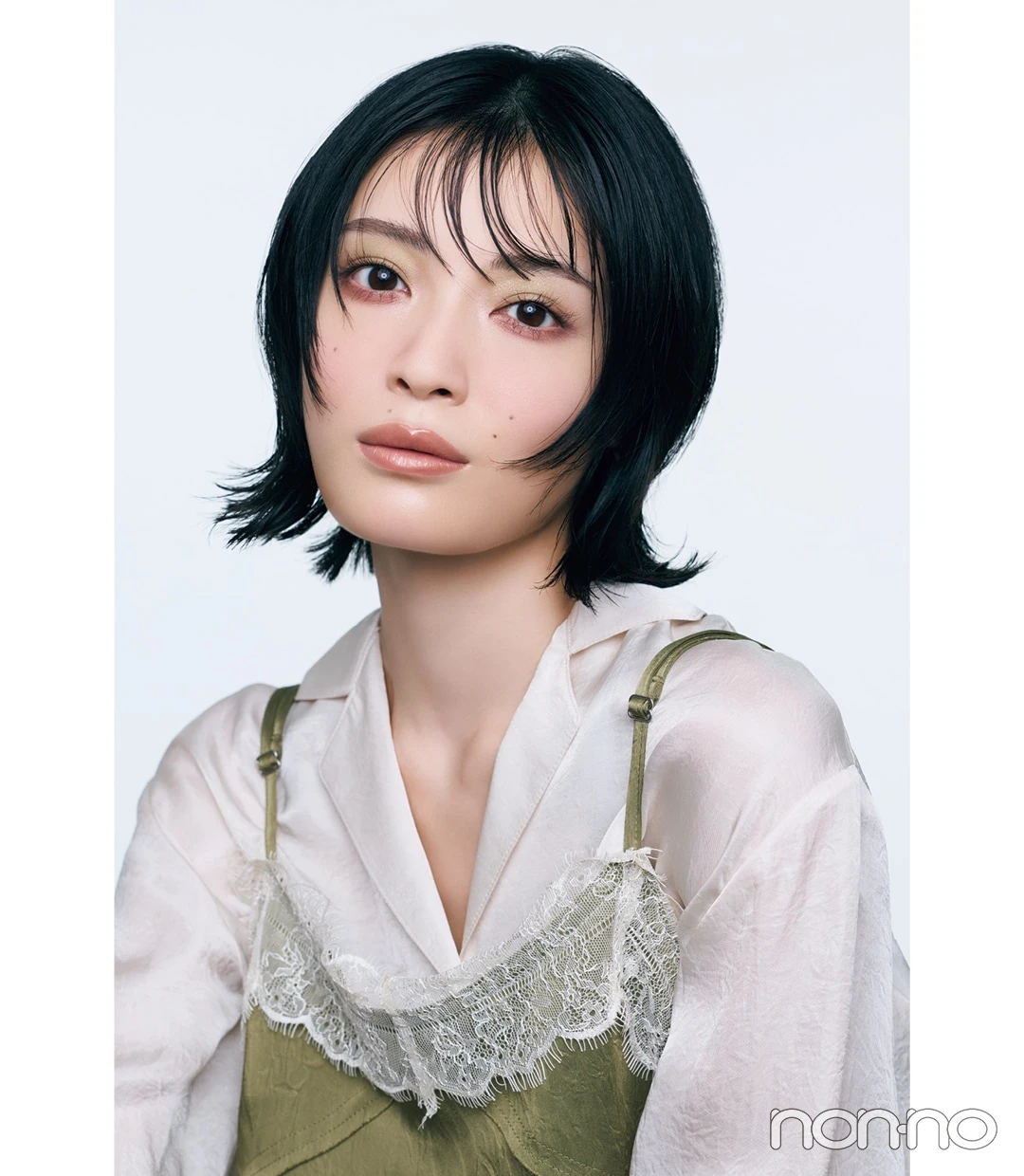 吉田美月喜の目元にリーフグリーンをきかせたしゃれ感メイク