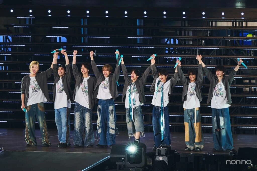 つないだ手をあげてドーム公演の成功を喜ぶtimelleszメンバー