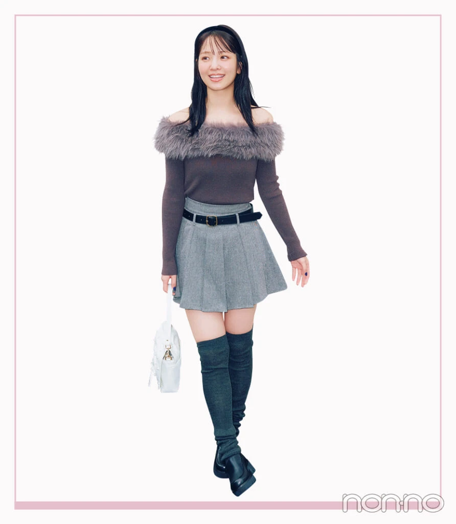 ファー付きオフショルニット×ミニスカコーデ