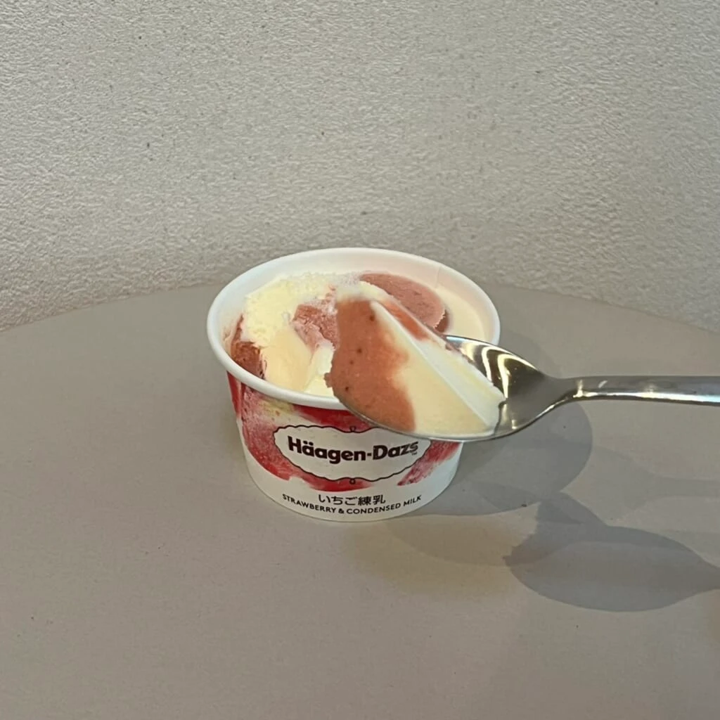 ストロベリーソルベとミルクアイスクリームが層になったアイス