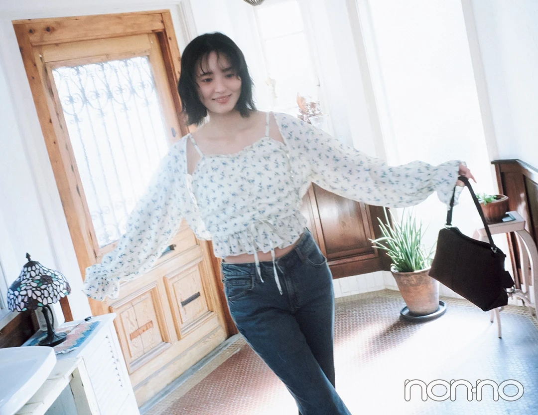 遠藤さくらが着る夏の小花柄トップス1