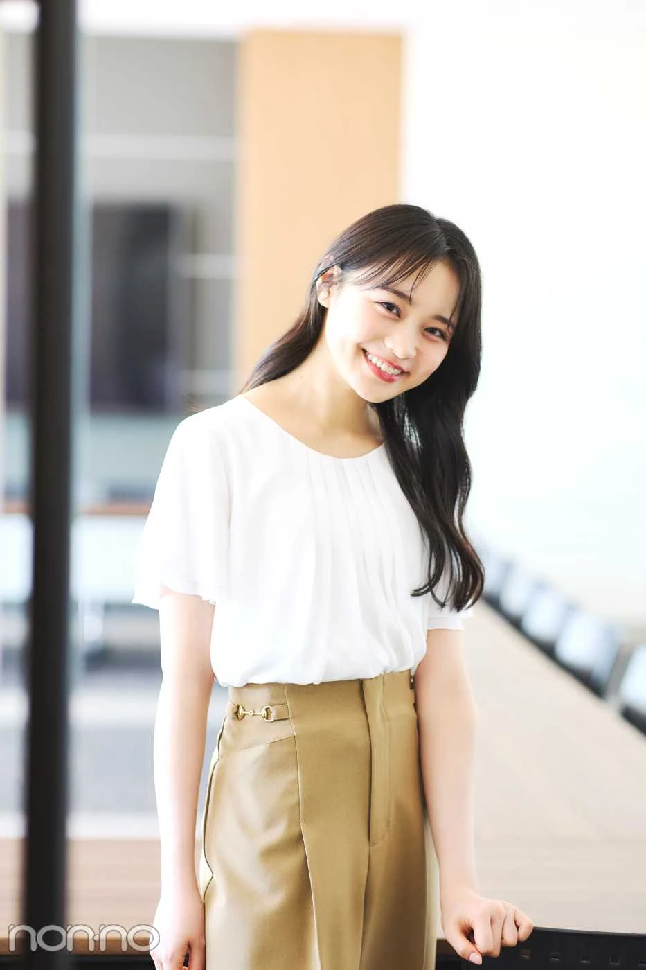 AOKIの白ギャザーブラウスを着る林芽亜里