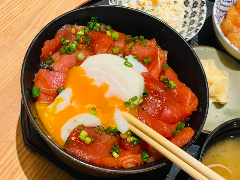 マグロユッケ丼の上に温泉卵
