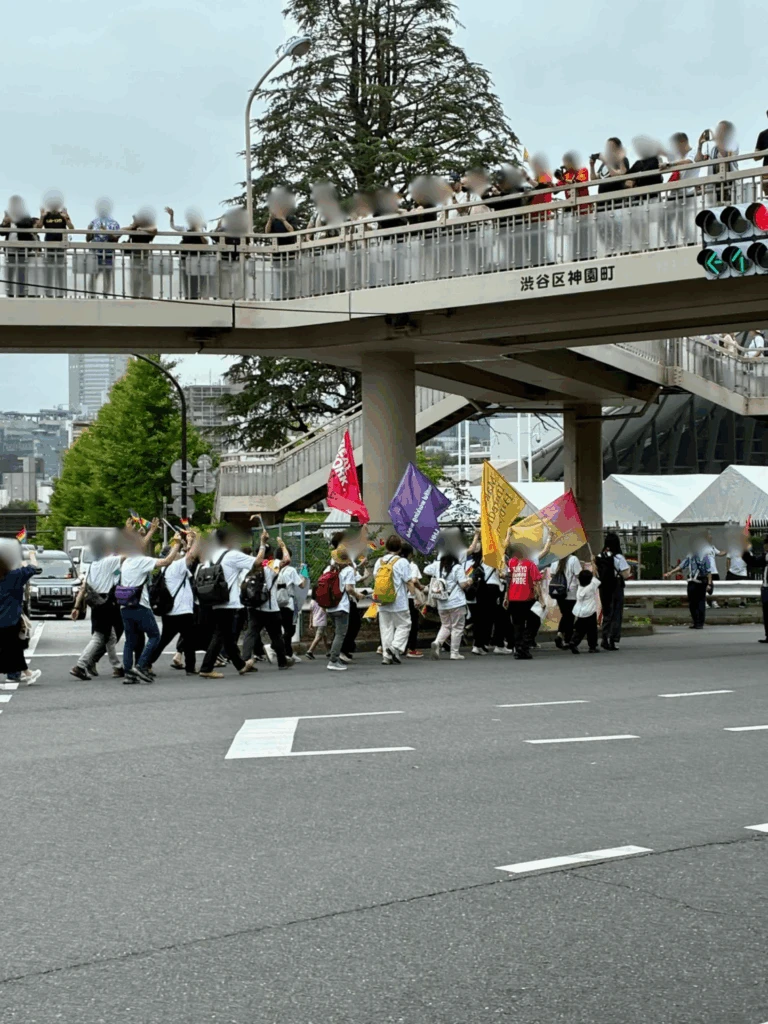 Pride Paradeの行進の様子