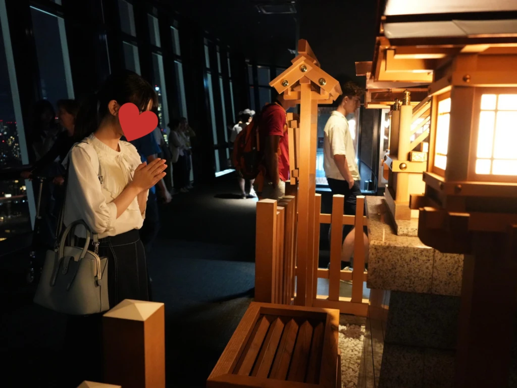 神社に参拝している様子
