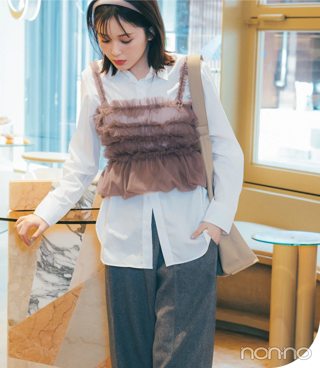 白シャツ×ビスチェ×クロスウエストパンツの冬コーデ