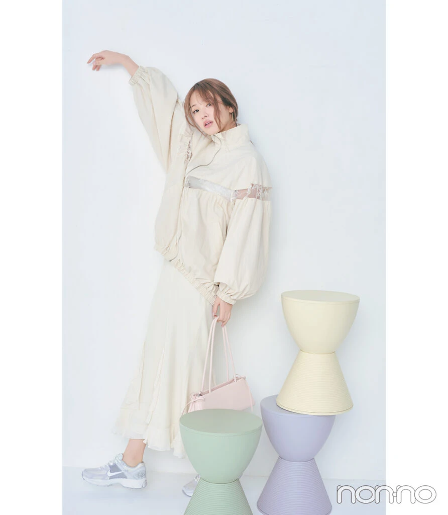 白のレースブルゾン×スカートのオールホワイトコーデ