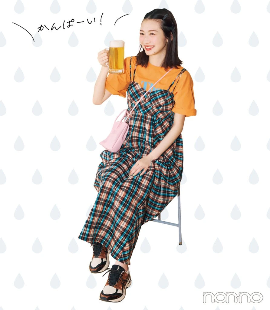 雨の日コーデ/ビッグTシャツ×チェック柄ワンピース×ハイテクスニーカー