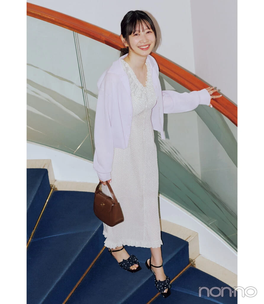 岡本夏美のドット柄ワンピの印象チェンジテク1