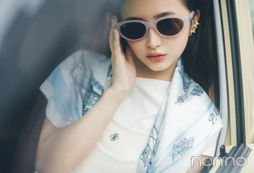 フォトジェニックな写真を撮るアイディア5 ドライブでの窓越しショットはサングラスとスカーフで