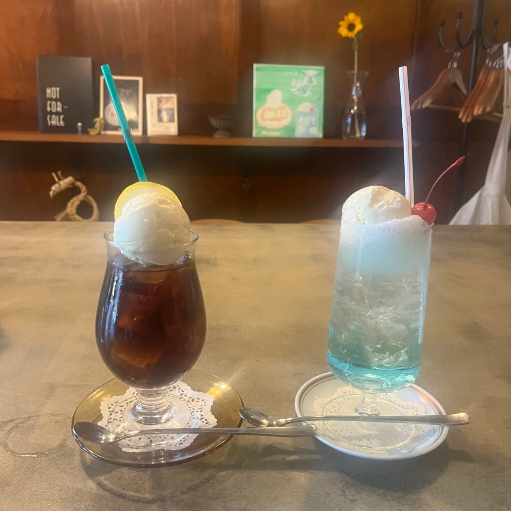 千種の喫茶店「シヤチル」の（左）コーラフロートと（右）クリームソーダ