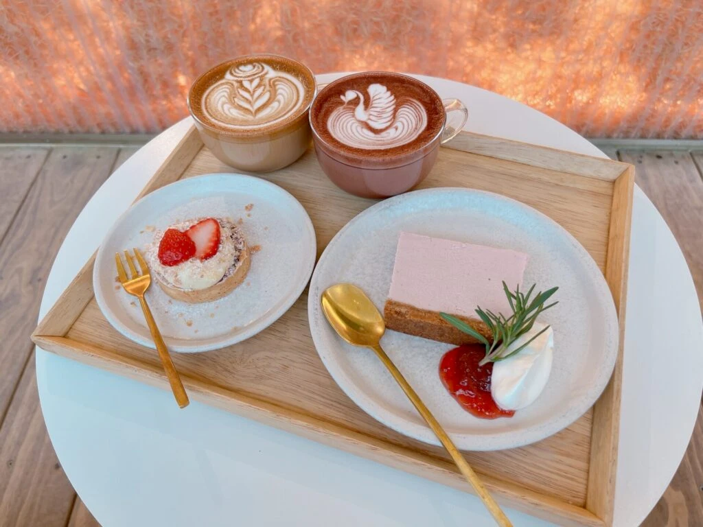 2023年5月頃に友人と訪れた際の写真。このときはホットカフェラテとホットココアのほかに春季限定メニューを注文。