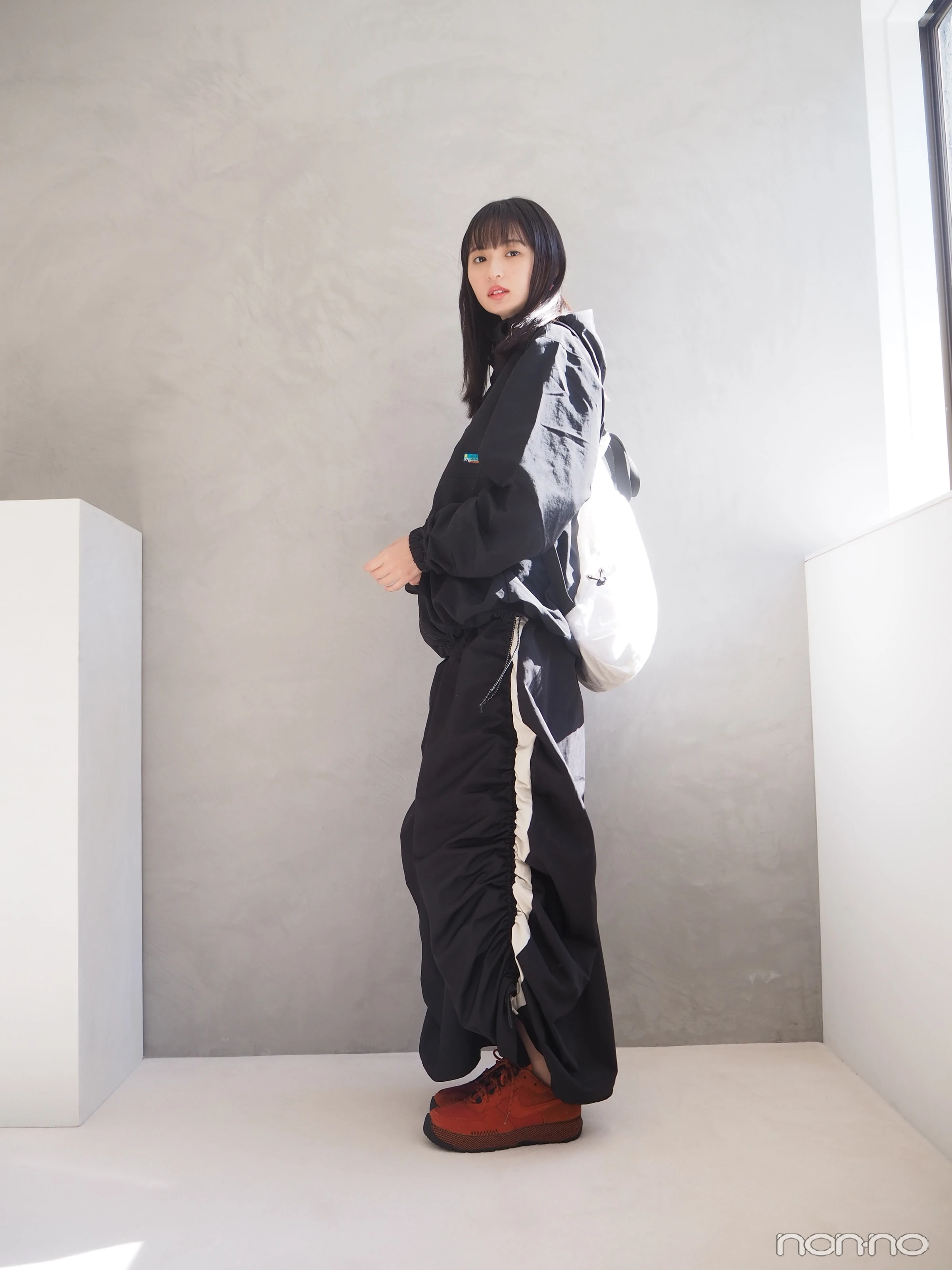 アウターを着た遠藤さくらの冬私服の全身カット