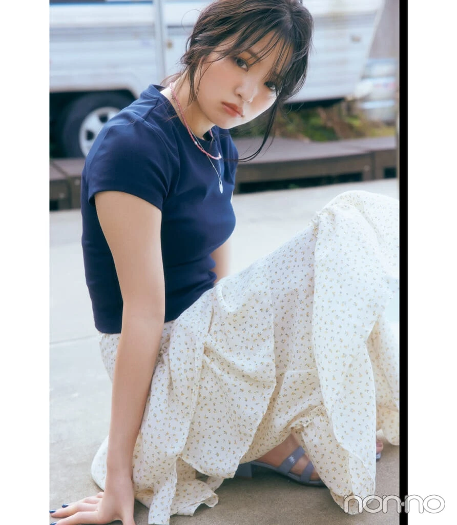 横田真悠の大学生1週間コーデ、水曜日の小花柄スカートスタイル