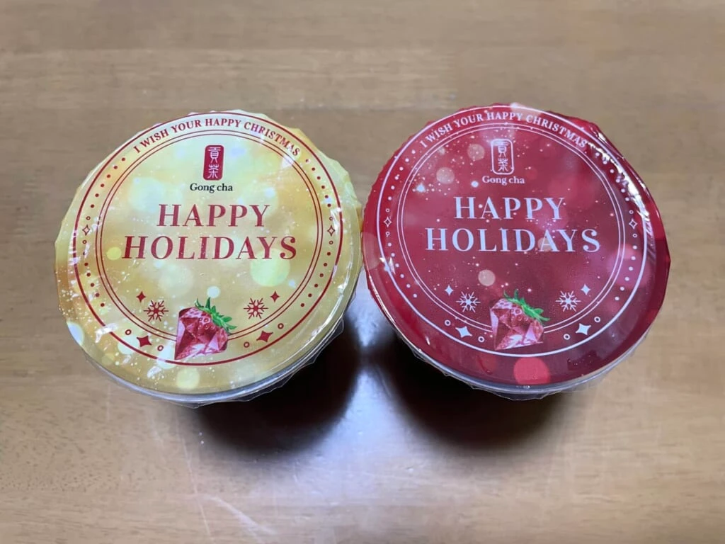 ゴンチャのホリデーシーズン限定のカップシール。黄・赤の2種類。雪の結晶や、いちごと宝石が合体しているマークがある。