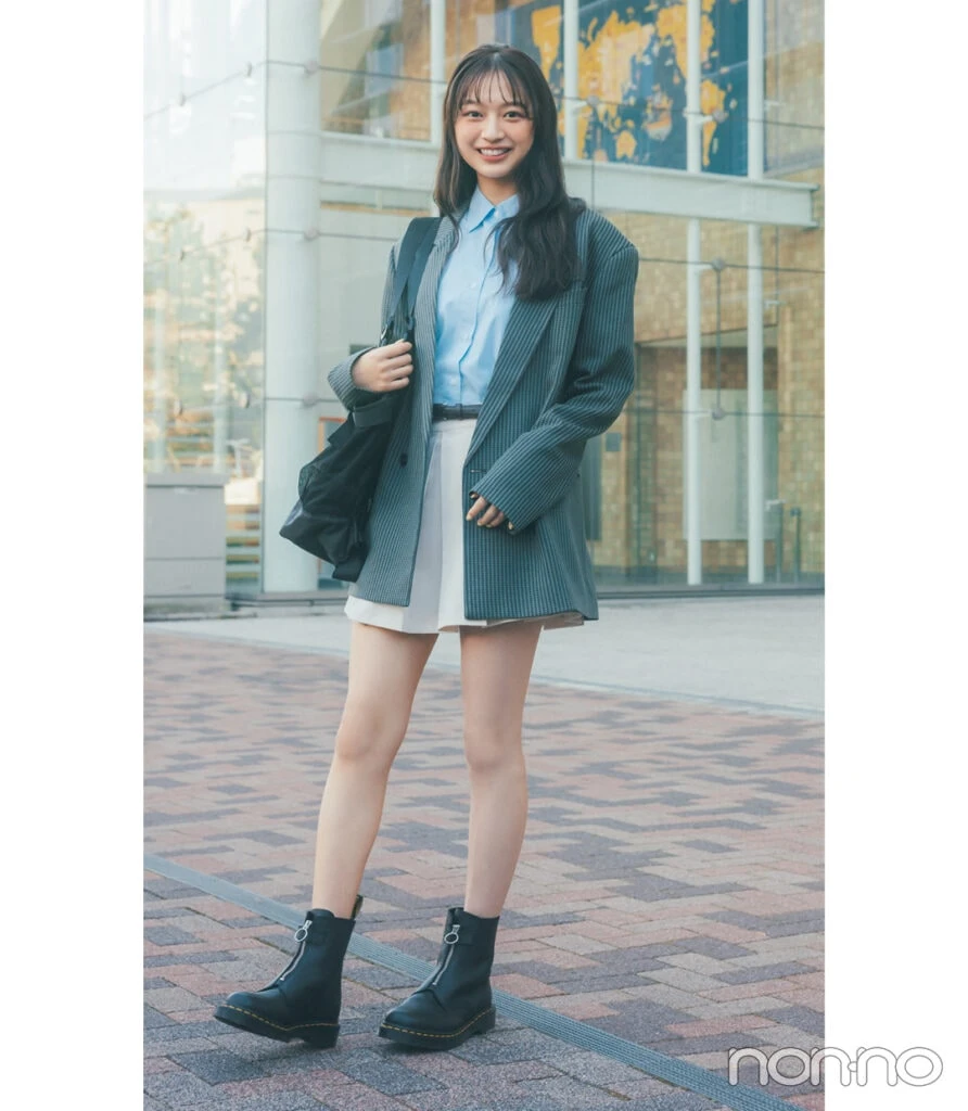 大学生のジャケット&ミニスカの鉄板通学コーデ