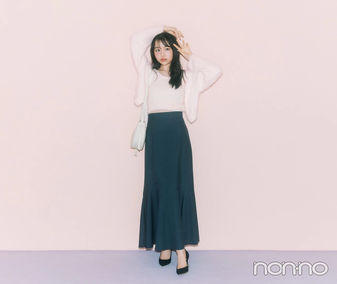 大学生の可愛い冬のデートコーデ　ピンクのシャギーニット×マーメイドスカートの女性