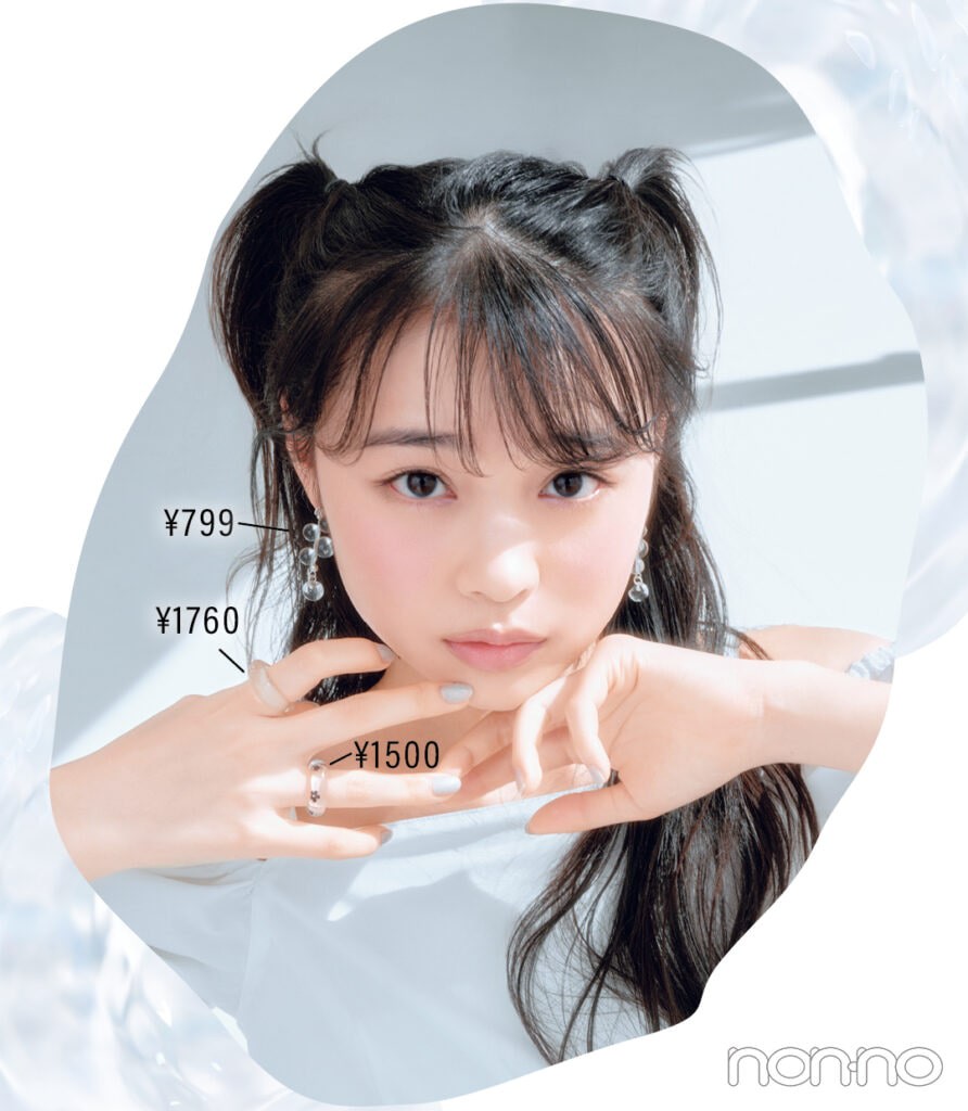 クリアリングやイヤリングを着用した林芽亜里