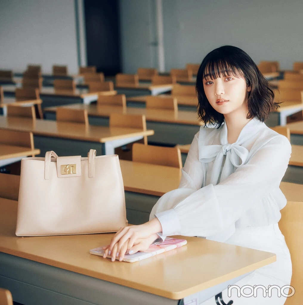 小宮山莉渚のFURLA【フルラ】のノートPCが入る通学バッグ4-1