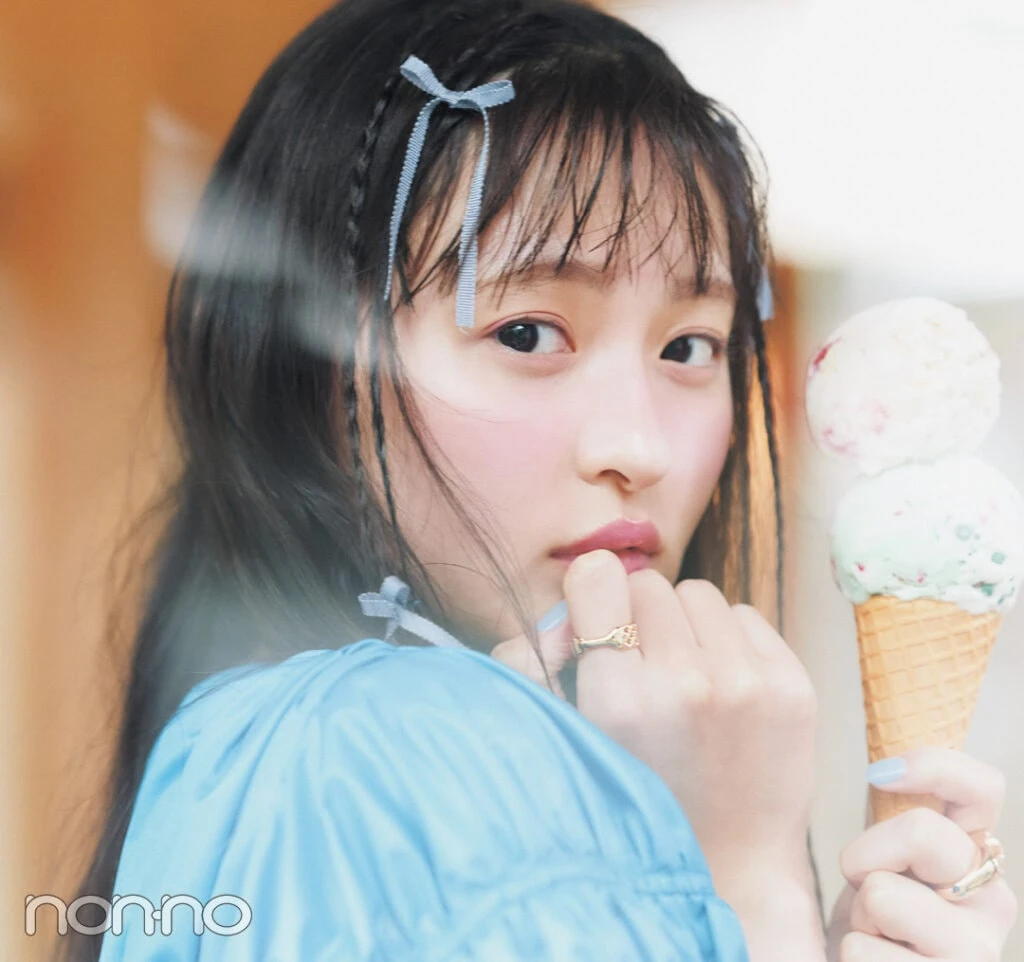 遠藤さくらの、スイーツ巡りをする日のちび三つ編みヘア