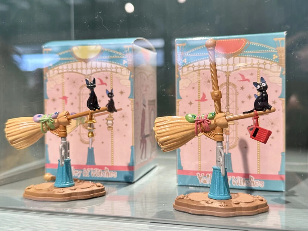 ジブリパーク「魔女の家」のショップ「13人の魔女団」で買えるおすすめオリジナルグッズやお土産：魔女の谷コレクション メリーゴーランド キキのほうき