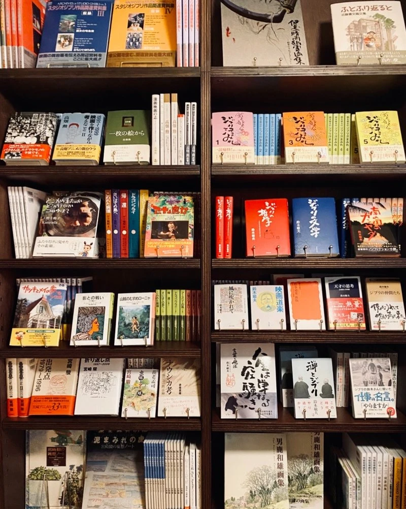 『ジブリパーク』「ジブリの大倉庫」内「熱風書店」の店内