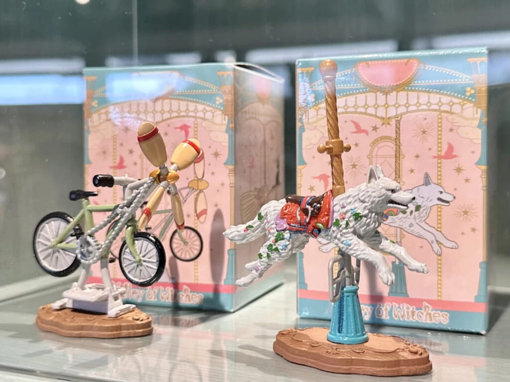 ジブリパーク「魔女の家」のショップ「13人の魔女団」で買えるおすすめオリジナルグッズやお土産：魔女の谷コレクション メリーゴーランド トンボの自転車・山犬
