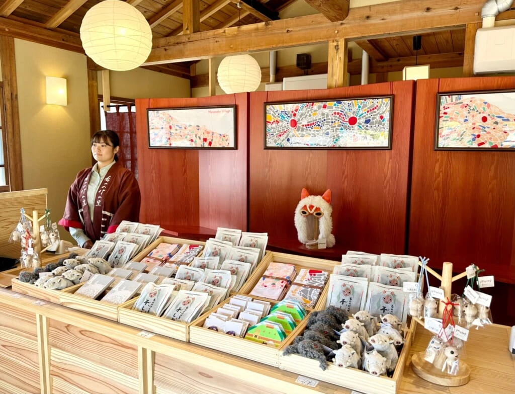 『ジブリパーク』「もののけの里」で限定グッズやお土産が買える「休憩処」店内