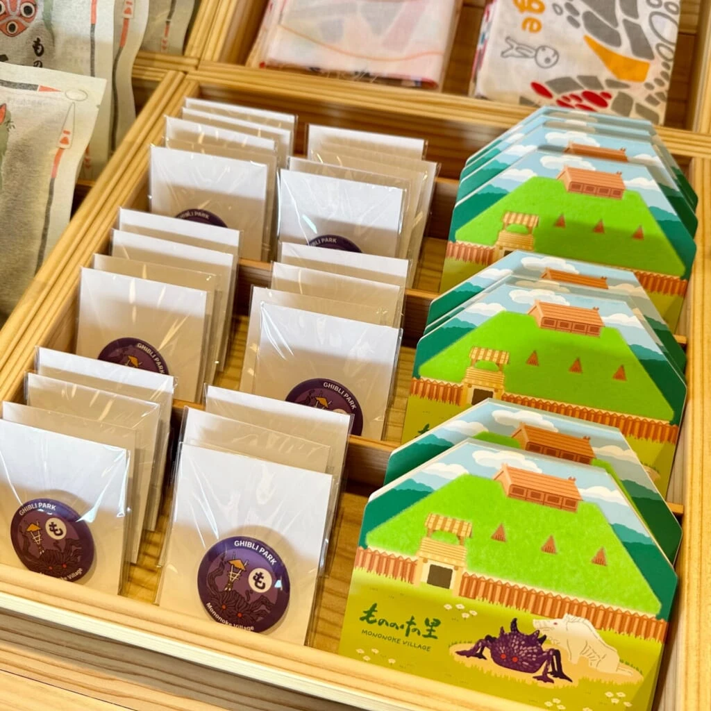 『ジブリパーク』「もののけの里」限定お土産グッズ：「もののけの里」缶バッジと「タタラ場」メモパッド