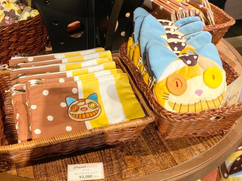 『ジブリパーク』「ジブリの大倉庫」冒険飛行団で買えるおすすめお土産：『となりのトトロ』ポーチ オリジナルネコバス