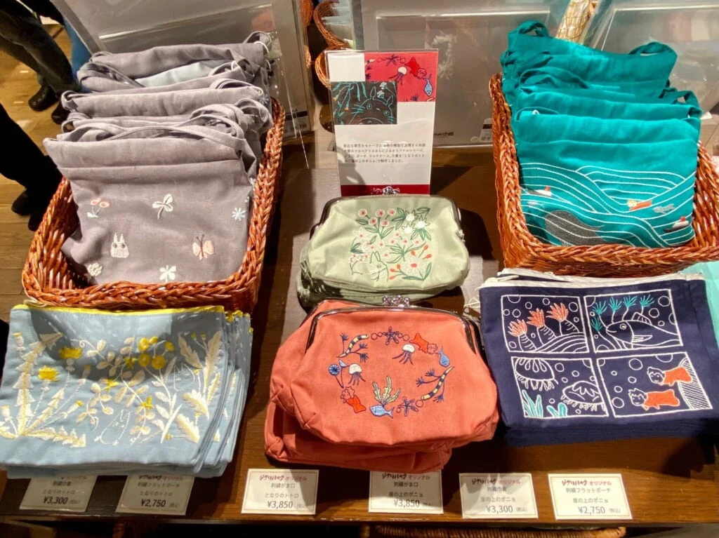 『ジブリパーク』「ジブリの大倉庫」冒険飛行団で買えるおすすめお土産：刺繍作家マカベアリスさんコラボ刺しゅうポーチ各種