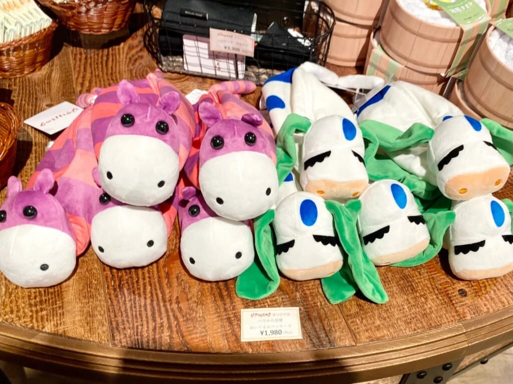 『ジブリパーク』「ジブリの大倉庫」冒険飛行団で買えるおすすめお土産：ハウルの部屋 ぬいぐるみペンケース
