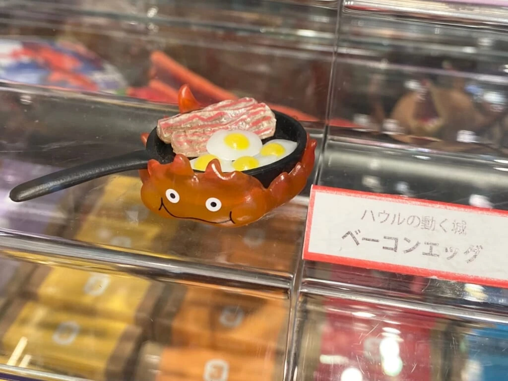 『ジブリパーク』「ジブリの大倉庫」冒険飛行団で買えるおすすめお土産：『ハウルの動く城』ベーコンエッグマグネット