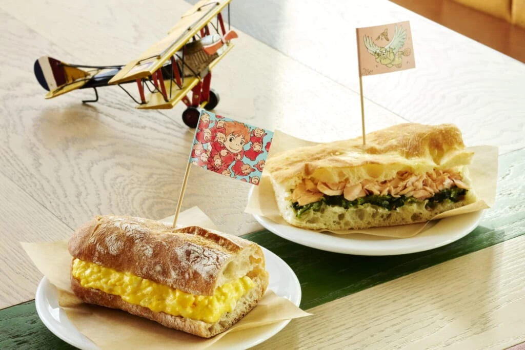 ジブリパーク「ジブリの大倉庫」内「カフェ 大陸横断飛行」の人気レギュラーメニュー:たまごサンド・サーモンとほうれん草のサンド