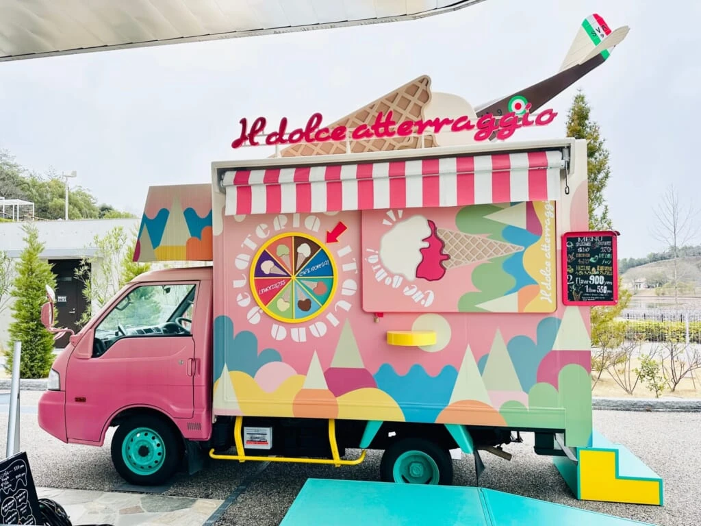 ジブリパーク「ジブリの大倉庫」内「カフェ 大陸横断飛行」テラスに出現したジェラートトラック