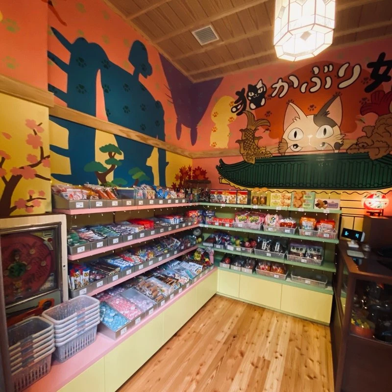 ジブリパーク・ジブリの大倉庫内「駄菓子 猫かぶり姫」店内