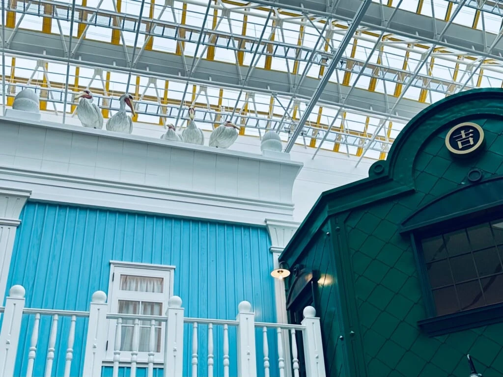 ジブリパーク『ジブリの大倉庫』中央展示室横の建物の屋根にとまっている『君たちはどう生きるか』のペリカンたち