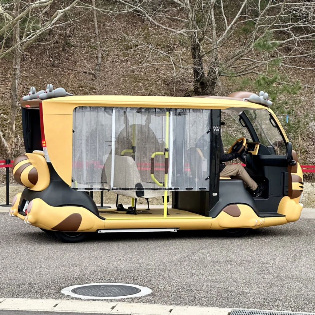 ジブリパークのAPMネコバス、雨の日はトトロをプリントしたカーテンでガードされます