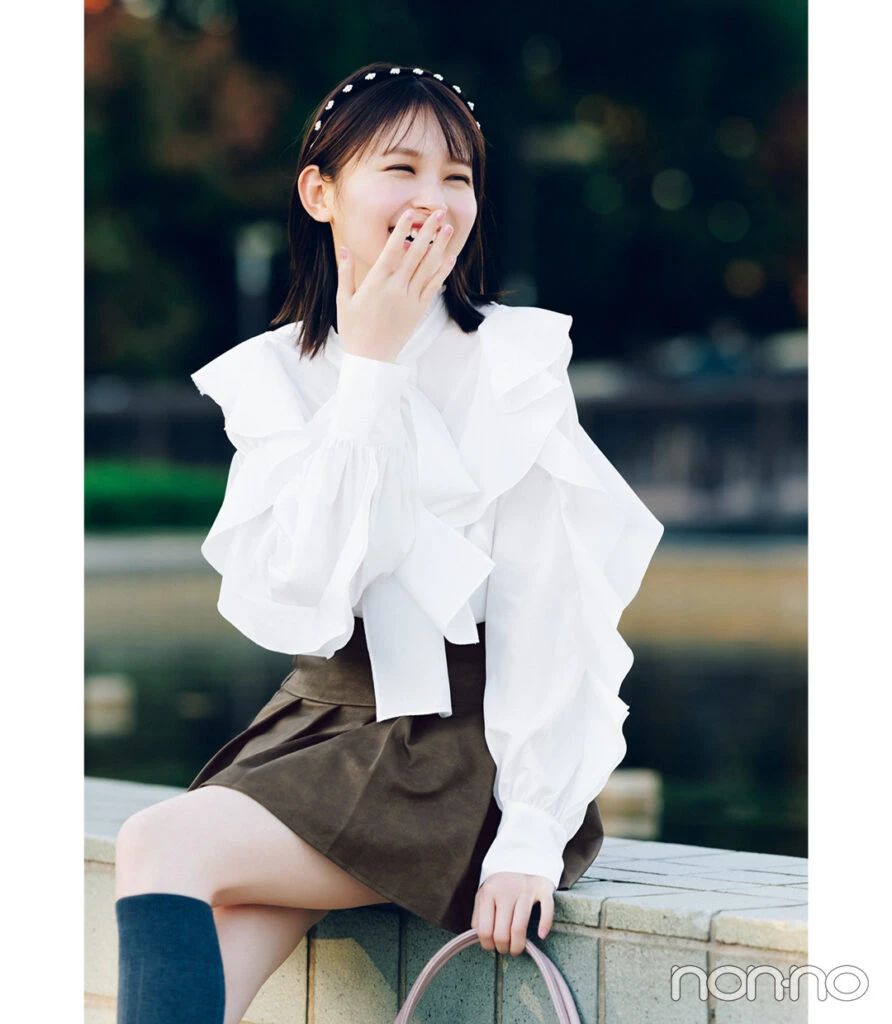 白のフリルブラウス×ブラウンのプリーツミニの春コーデ