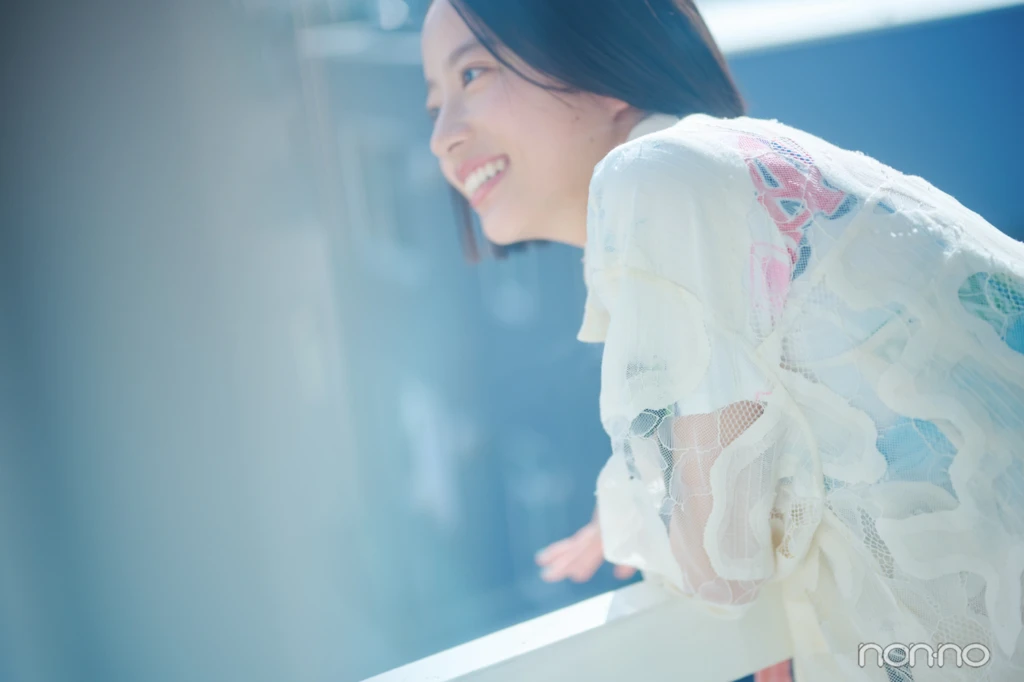 ベランダから外の風景を楽しむ池端杏慈