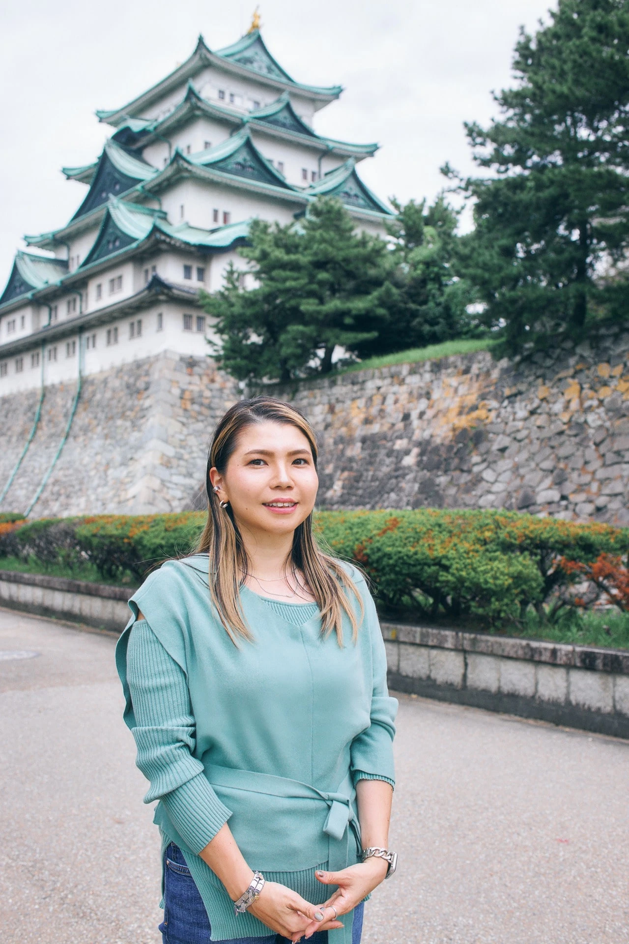 名古屋城の前に立つ錺金具師の野依祐月さん