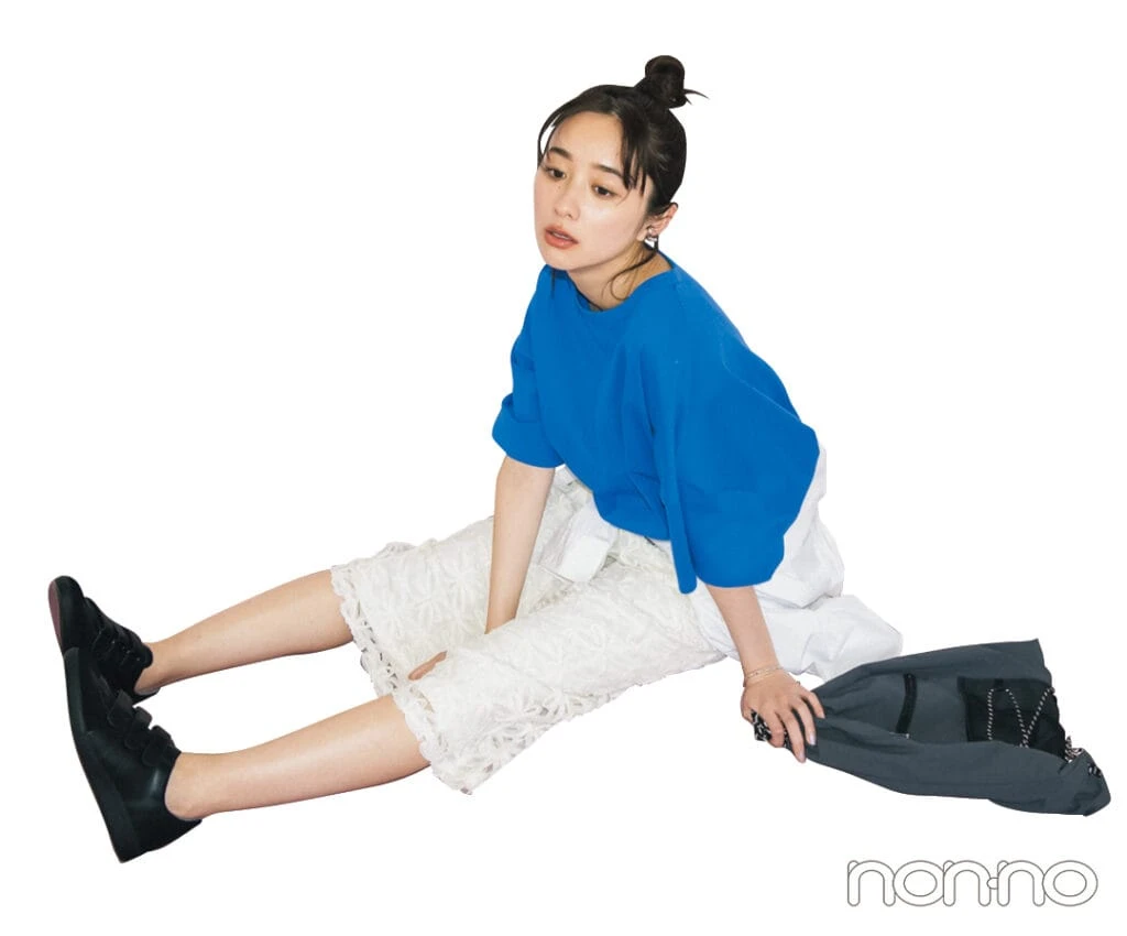 ビビッドカラーTシャツを着た堀田真由6