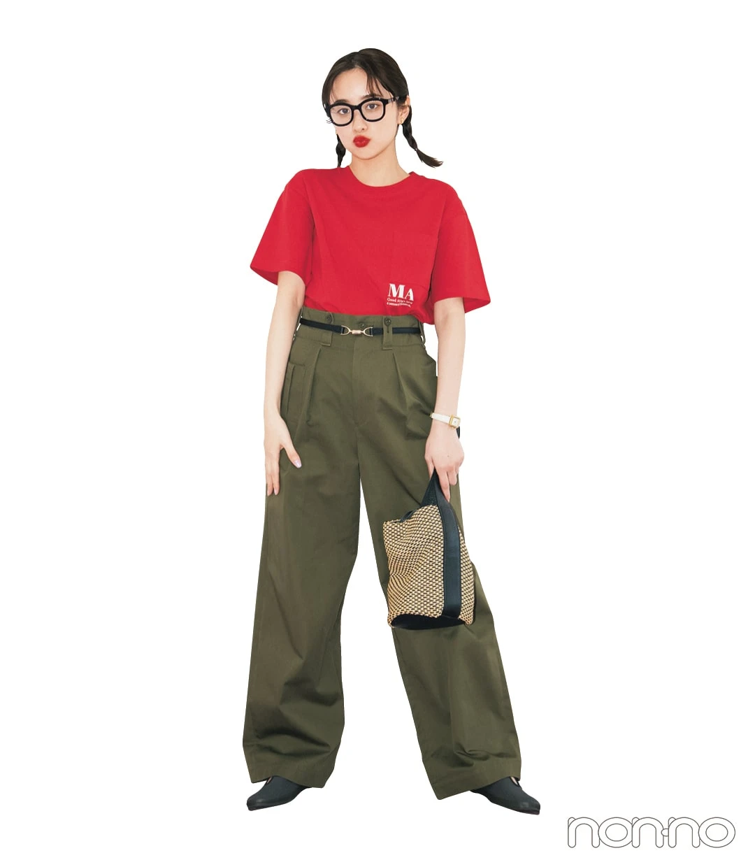 ビビッドカラーTシャツを着た堀田真由
1
