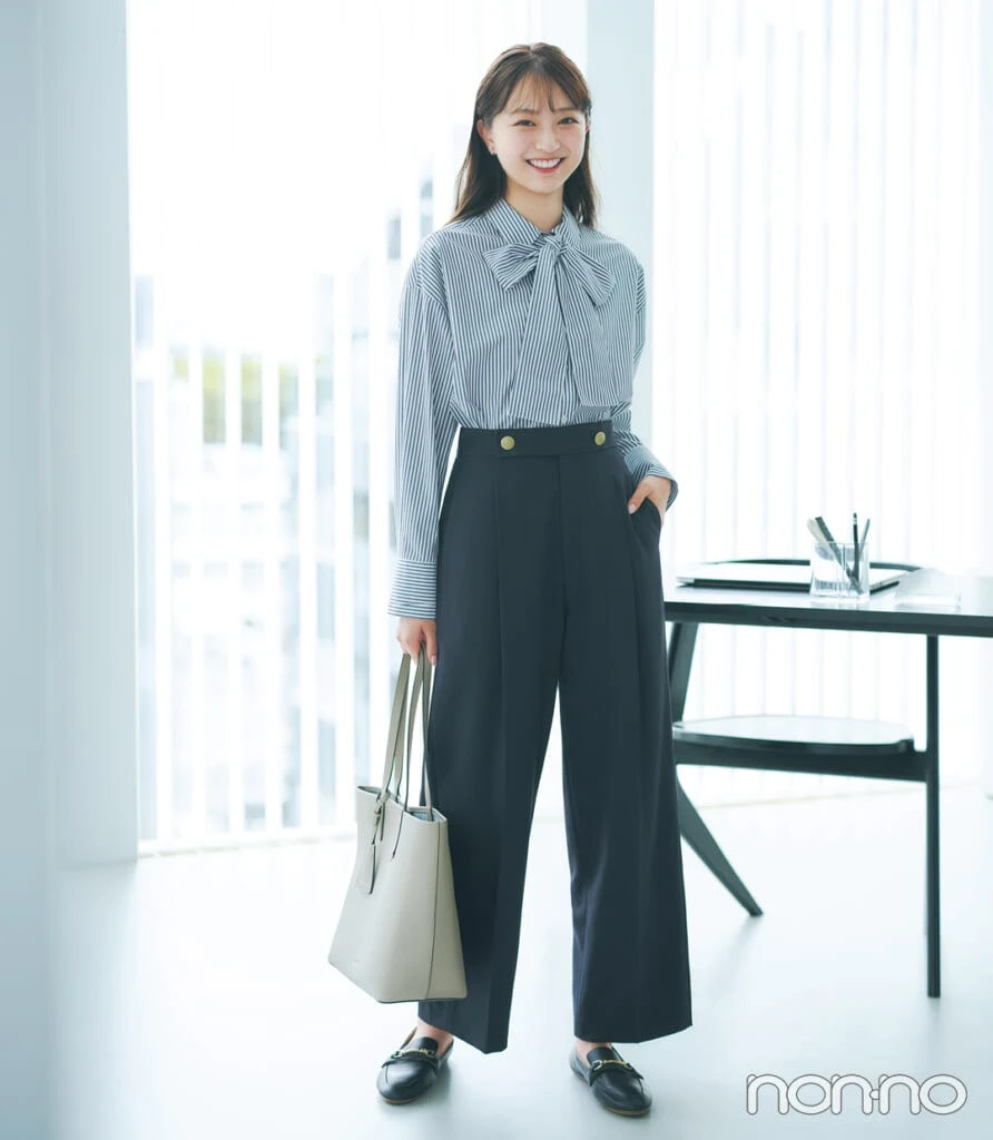 脚が長く見えるスラックス