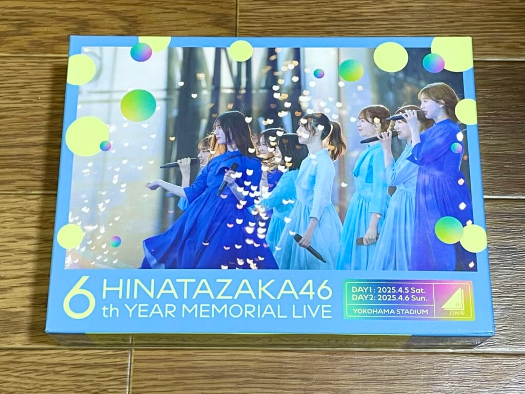 日向坂46 6回目のひな誕祭Blu-ray。青い衣装を着たメンバーが写っている。